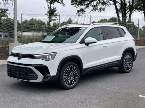 Pure White 2026 Volkswagen Taos SE