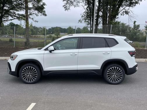 Pure White 2026 Volkswagen Taos SE