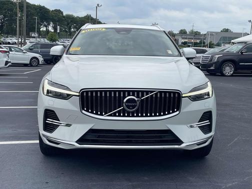 Crystal White Metallic 2022 Volvo XC60 Recharge Plug-In Hybrid T8 Inscription Expression