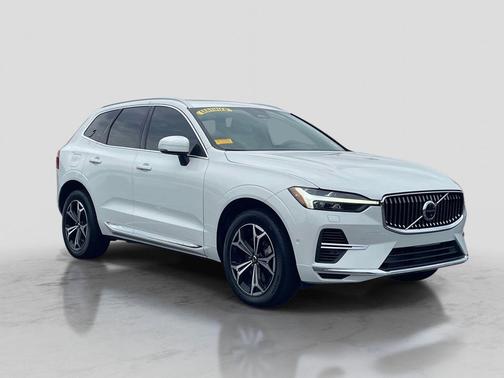 Crystal White Metallic 2022 Volvo XC60 Recharge Plug-In Hybrid T8 Inscription Expression