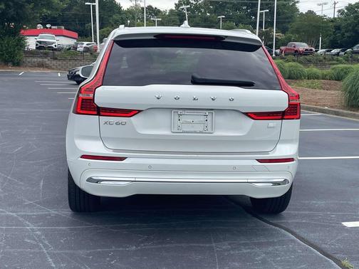 Crystal White Metallic 2022 Volvo XC60 Recharge Plug-In Hybrid T8 Inscription Expression