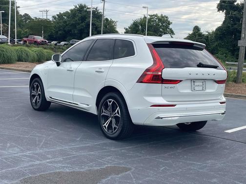 Crystal White Metallic 2022 Volvo XC60 Recharge Plug-In Hybrid T8 Inscription Expression
