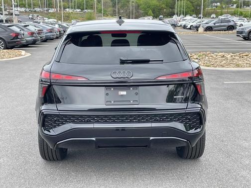 Mythos Black Metallic 2026 Audi Q3 TFSI quattro S tronic