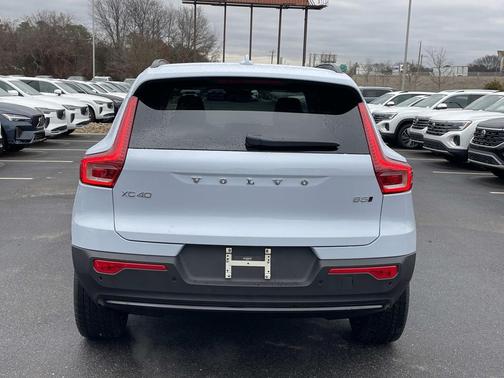 2026 Volvo XC40 Plus, B5 AWD Gas (mild hybrid), Dark