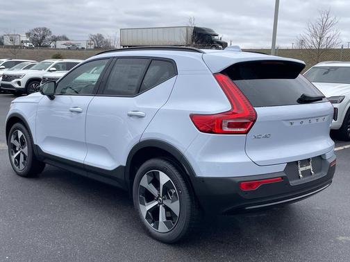 2026 Volvo XC40 Plus, B5 AWD Gas (mild hybrid), Dark