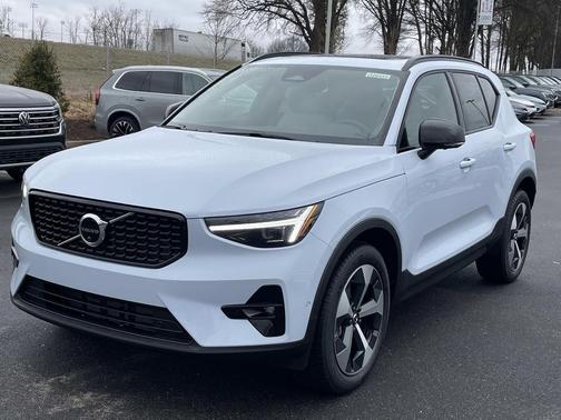 2026 Volvo XC40 Plus, B5 AWD Gas (mild hybrid), Dark