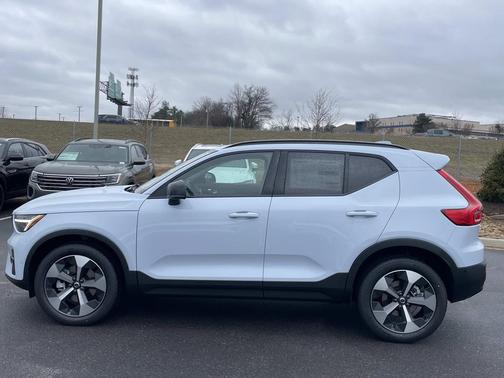 2026 Volvo XC40 Plus, B5 AWD Gas (mild hybrid), Dark