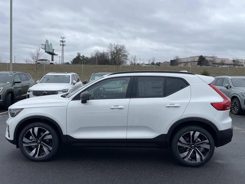 2026 Volvo XC40 Ultra, B5 AWD Gas (mild hybrid), Dark
