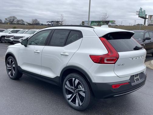 2026 Volvo XC40 Ultra, B5 AWD Gas (mild hybrid), Dark