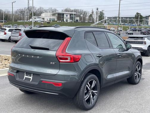 2026 Volvo XC40 Core, B5 AWD Gas (mild hybrid), Dark