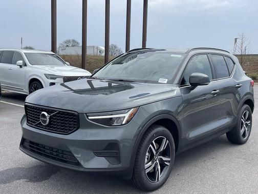 2026 Volvo XC40 Core, B5 AWD Gas (mild hybrid), Dark