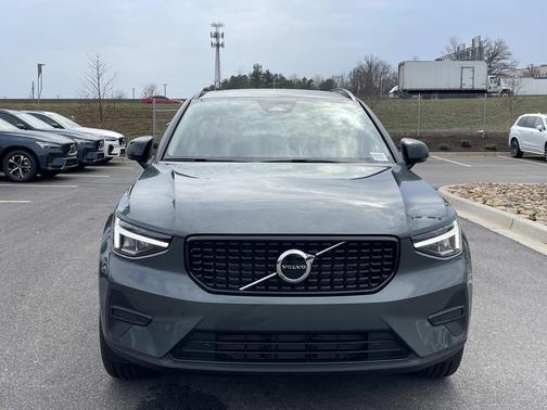2026 Volvo XC40 Core, B5 AWD Gas (mild hybrid), Dark