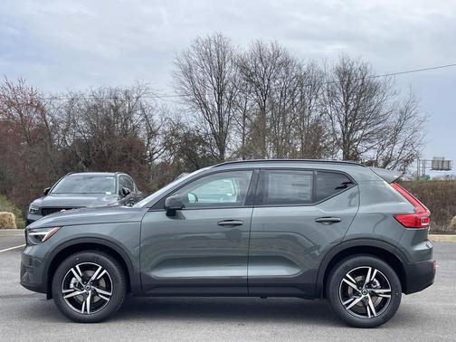 2026 Volvo XC40 Core, B5 AWD Gas (mild hybrid), Dark