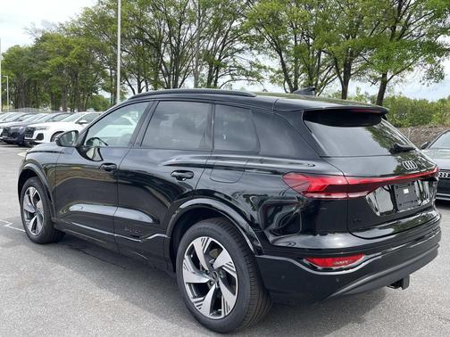 Mythos Black Metallic 2025 Audi Q6 e-tron Premium quattro