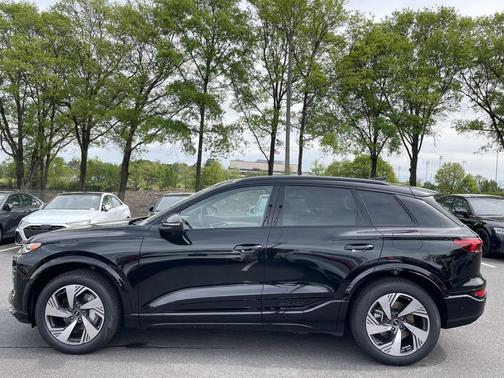 Mythos Black Metallic 2025 Audi Q6 e-tron Premium quattro