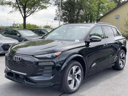 Mythos Black Metallic 2025 Audi Q6 e-tron Premium quattro