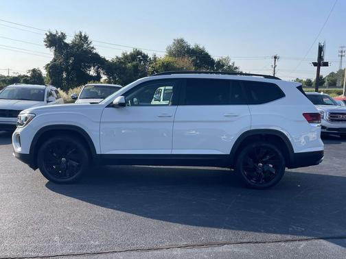Pure White 2024 Volkswagen Atlas 2.0T SE w/Technology