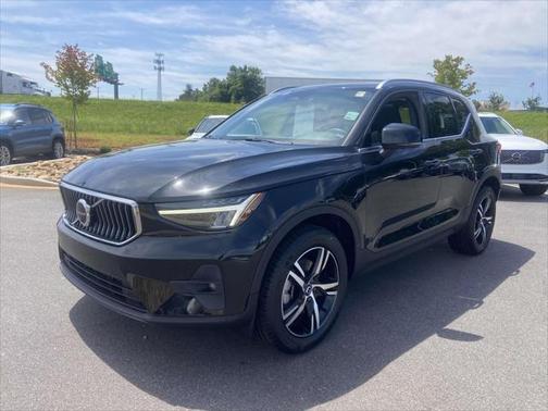 2023 Volvo XC40 B5 Plus Bright Theme