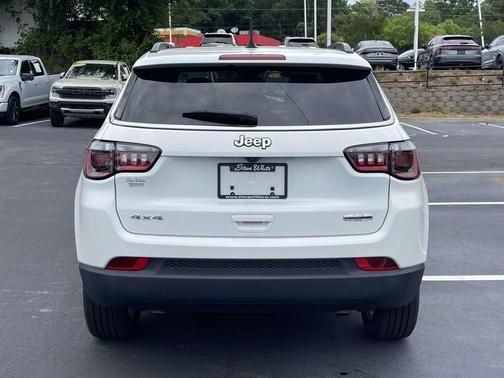Bright White Clearcoat 2024 Jeep Compass Latitude Lux