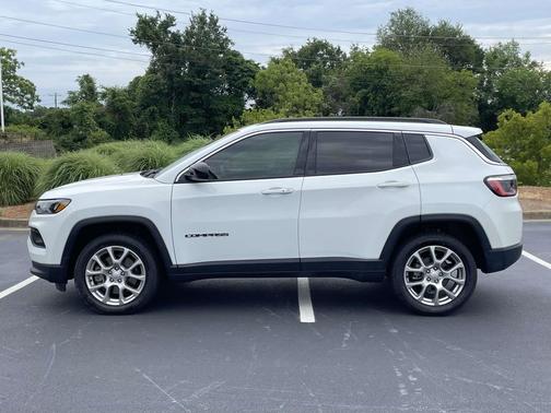 Bright White Clearcoat 2024 Jeep Compass Latitude Lux