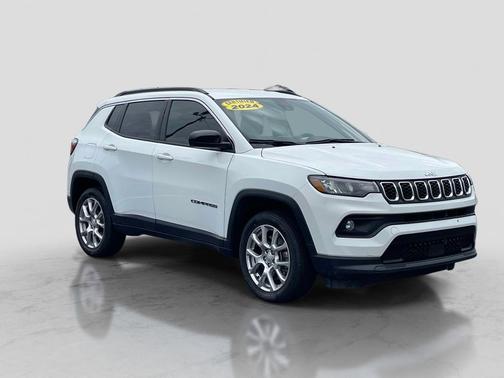 Bright White Clearcoat 2024 Jeep Compass Latitude Lux