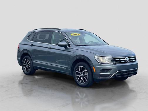 Platinum Gray Metallic 2021 Volkswagen Tiguan 2.0T SE