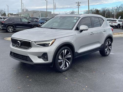 2023 Volvo XC40 B5 Ultimate Bright Theme