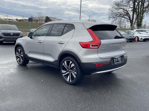2023 Volvo XC40 B5 Ultimate Bright Theme