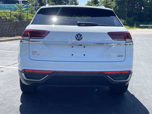 Pure White 2022 Volkswagen Atlas Cross Sport 3.6L V6 SE w/Technology