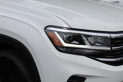 Pure White 2022 Volkswagen Atlas Cross Sport 3.6L V6 SE w/Technology