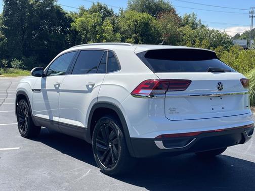 Pure White 2022 Volkswagen Atlas Cross Sport 3.6L V6 SE w/Technology