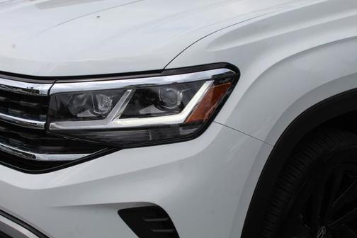 Pure White 2022 Volkswagen Atlas Cross Sport 3.6L V6 SE w/Technology