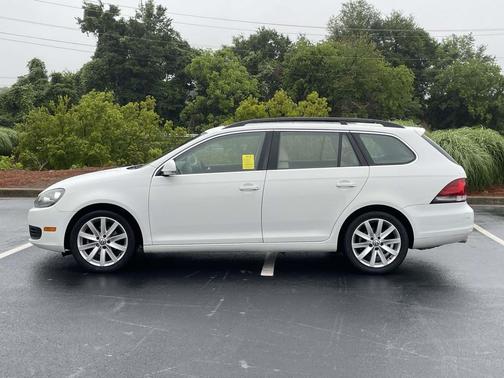 White 2014 Volkswagen Jetta SportWagen Auto SE w/Sunroof