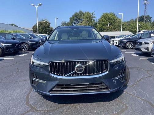 2022 Volvo XC60 B5 Momentum