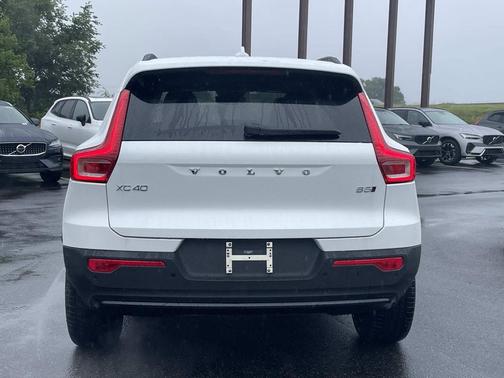 Crystal White 2026 Volvo XC40 Core, B5 AWD Gas (mild hybrid), Dark