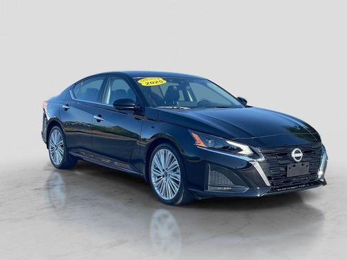 Super Black 2025 Nissan Altima SL FWD