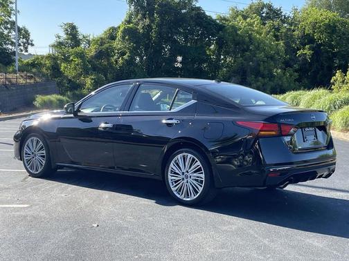 Super Black 2025 Nissan Altima SL FWD