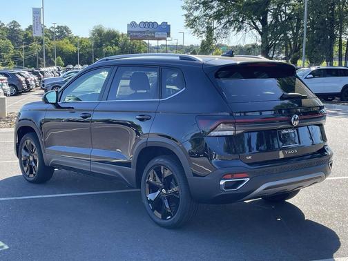 Deep Black Pearl 2026 Volkswagen Taos SE