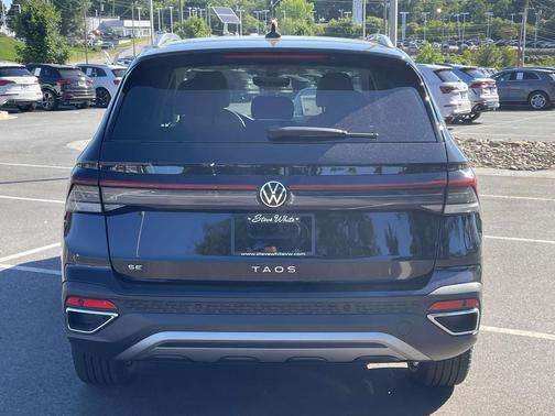 Deep Black Pearl 2026 Volkswagen Taos SE