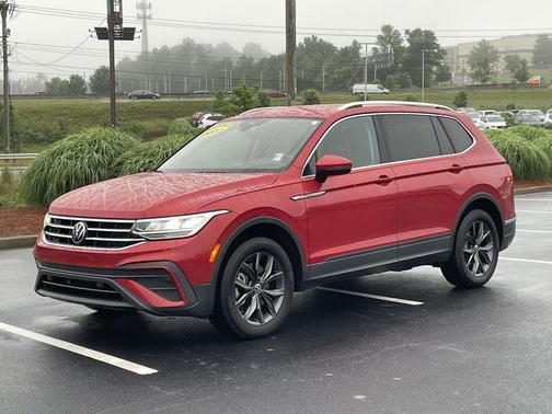 Kings Red Metallic 2023 Volkswagen Tiguan 2.0T SE