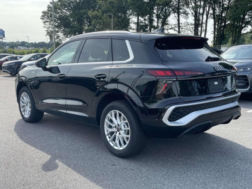 Mythos Black Metallic 2026 Audi Q3 TFSI quattro S tronic