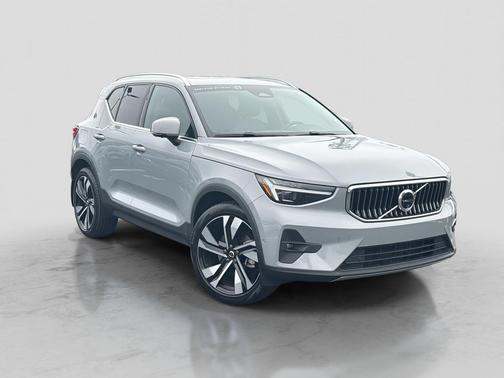 2024 Volvo XC40 B5 Plus Bright Theme