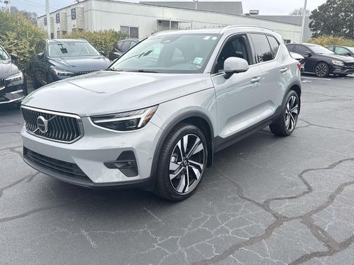 2024 Volvo XC40 B5 Plus Bright Theme