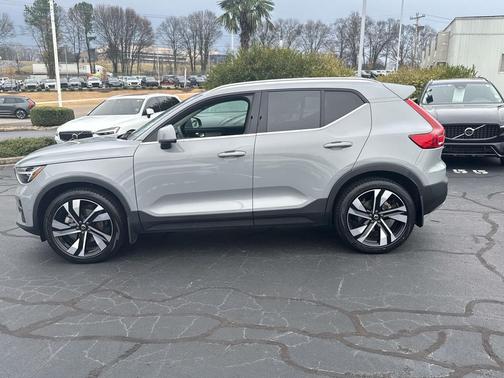 2024 Volvo XC40 B5 Plus Bright Theme