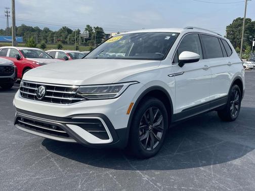 Opal White Pearl 2023 Volkswagen Tiguan 2.0T SE