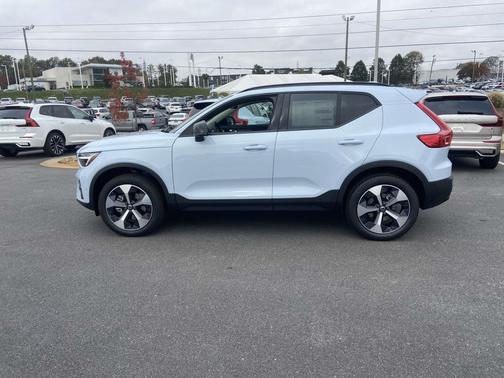 2026 Volvo XC40 B4 Plus