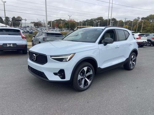 2026 Volvo XC40 B4 Plus