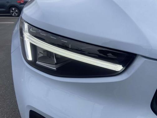 2026 Volvo XC40 B4 Plus