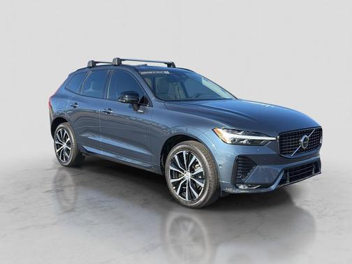2023 Volvo XC60 B5 Plus Dark Theme