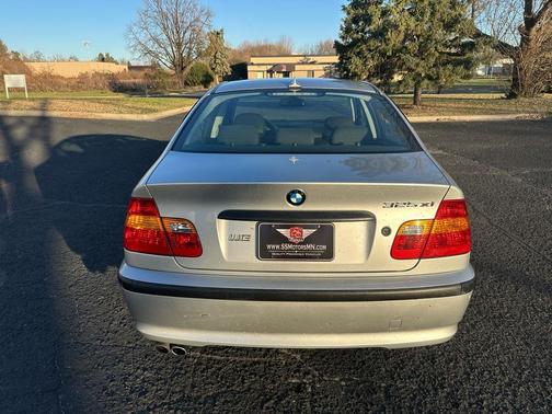 2004 BMW 325 325xi Sedan